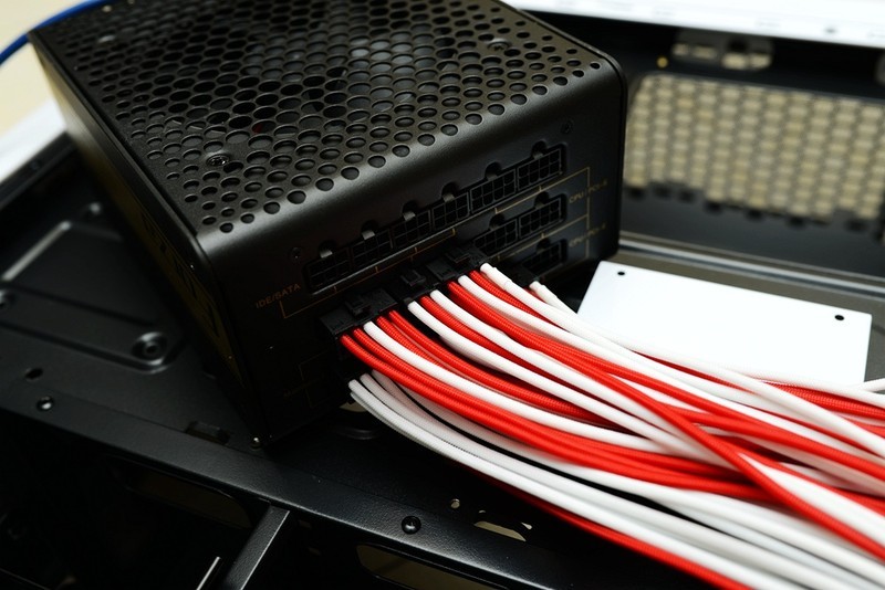 玩结构玩水冷也玩走线，先马坦克装机！