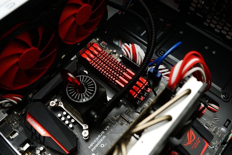 玩结构玩水冷也玩走线，先马坦克装机！