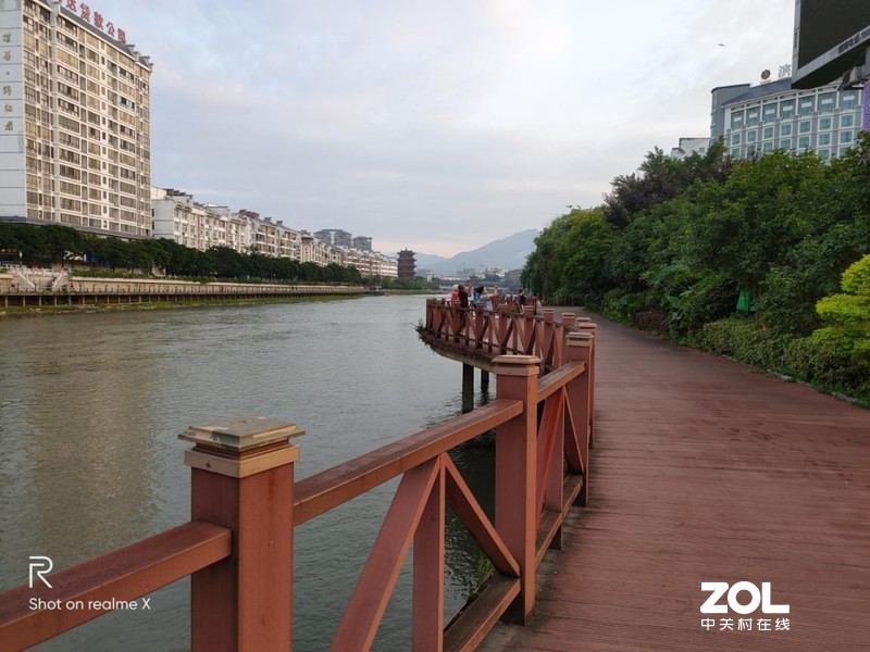 配置高端，凭实力搅局---“敢越级”的手机realme X体验