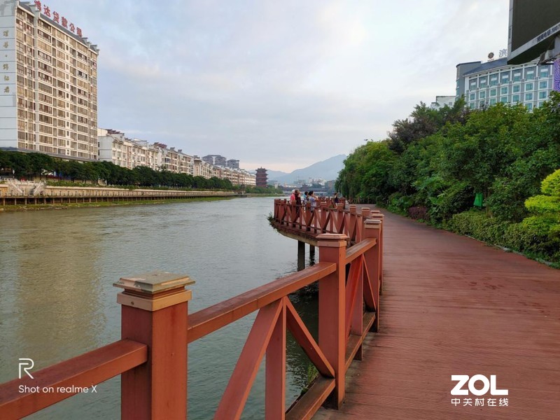 配置高端，凭实力搅局---“敢越级”的手机realme X体验