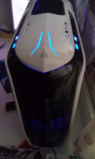 金河田超越机箱的外观让我眼前一亮