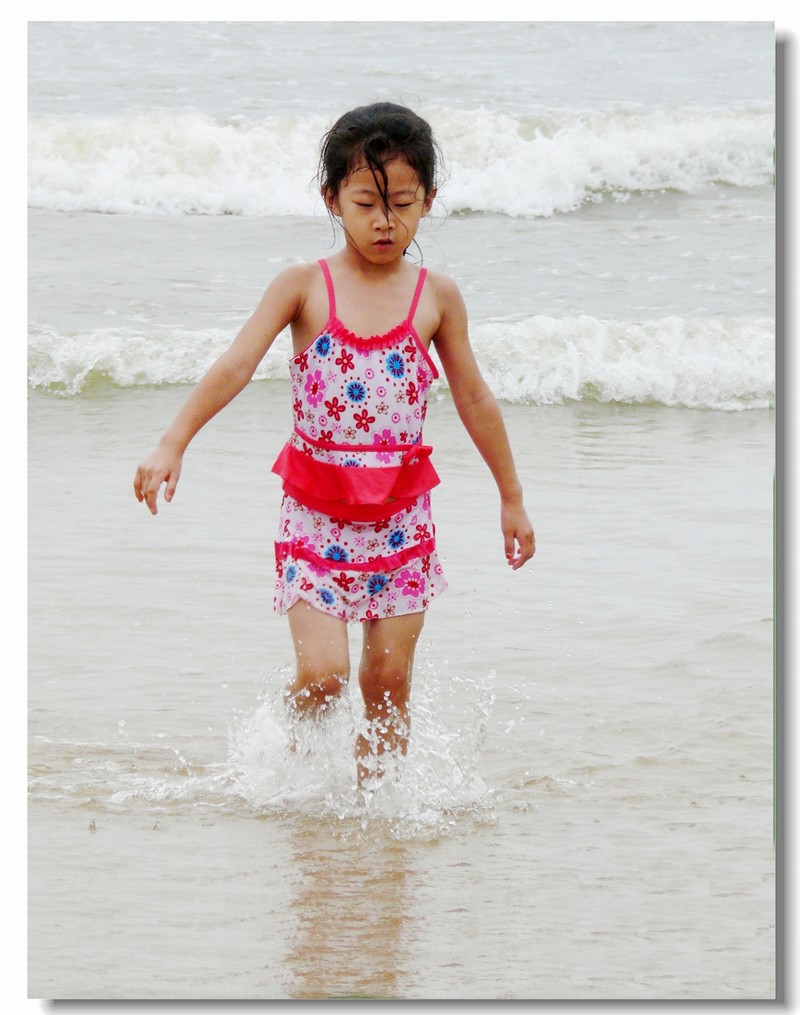 戏水的小女孩