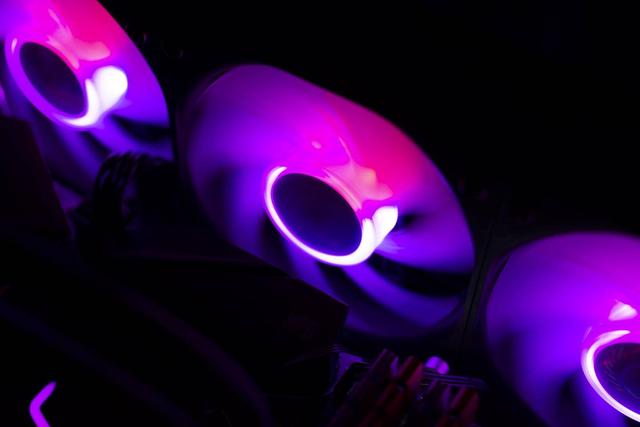 酷冷至尊新冰神B360水冷散热器评测，超频CPU被压制到70℃