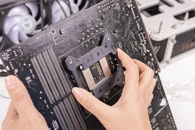 酷冷至尊新冰神B360水冷散热器评测，超频CPU被压制到70℃