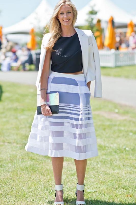 美女的日常：让透薄纱裙随风飘扬！