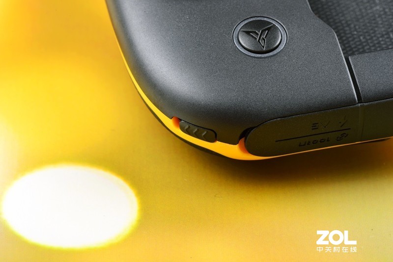 不要断触要一触即发，飞智黄蜂2单手手柄吃鸡稳