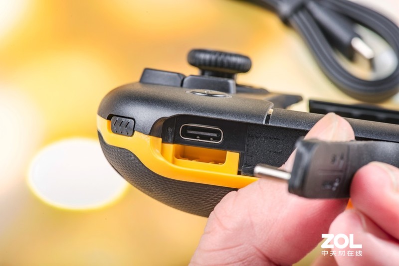 不要断触要一触即发，飞智黄蜂2单手手柄吃鸡稳