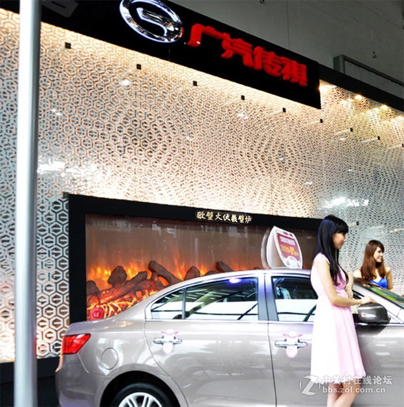 汽车展会美女车模与伏羲壁炉车展伏羲3d雾化电壁炉仿真假篝火台