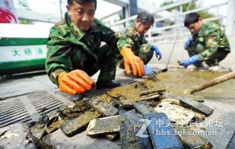 去公厕捞手机保证你可以赚大钱