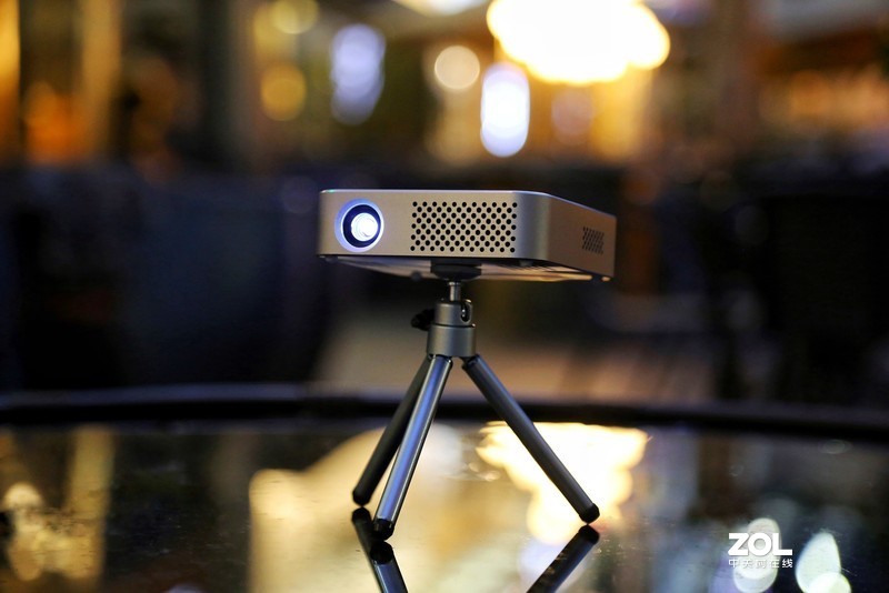 便携为王！手掌上的移动巨幕影院，微鲸E2 Plus上手体验