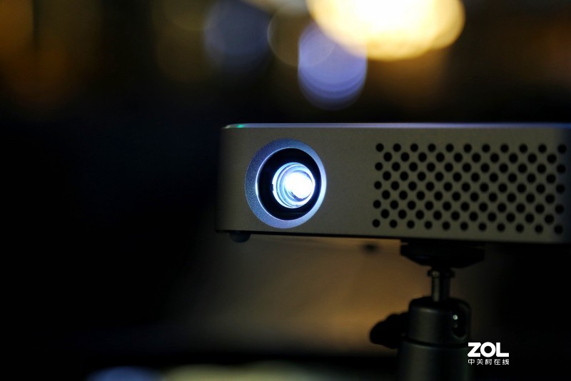 便携为王！手掌上的移动巨幕影院，微鲸E2 Plus上手体验