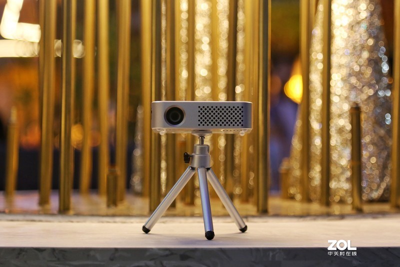 便携为王！手掌上的移动巨幕影院，微鲸E2 Plus上手体验