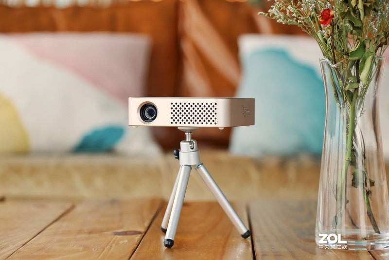 便携为王！手掌上的移动巨幕影院，微鲸E2 Plus上手体验