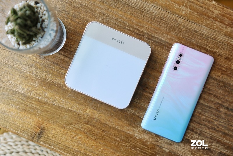 便携为王！手掌上的移动巨幕影院，微鲸E2 Plus上手体验