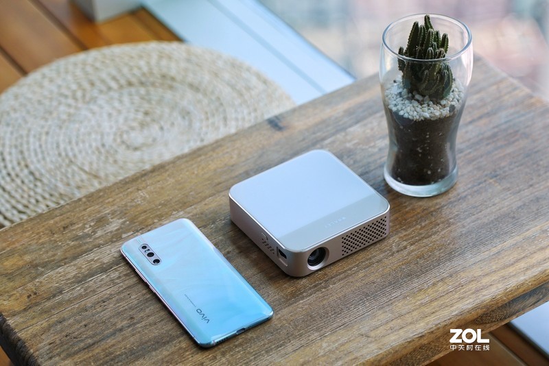 便携为王！手掌上的移动巨幕影院，微鲸E2 Plus上手体验