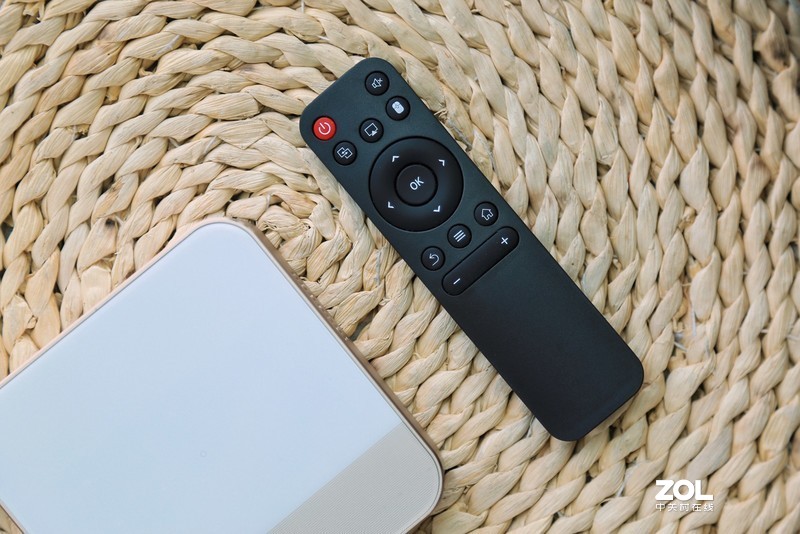 便携为王！手掌上的移动巨幕影院，微鲸E2 Plus上手体验