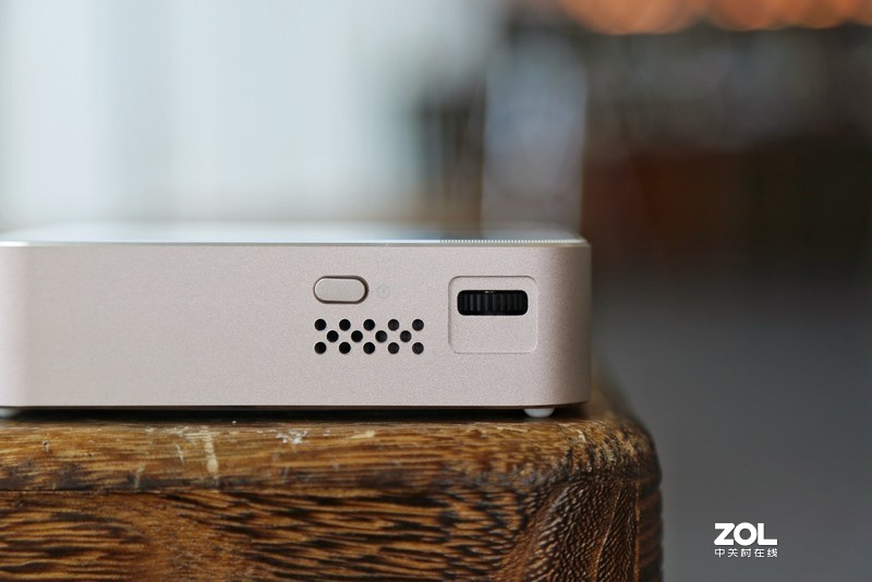 便携为王！手掌上的移动巨幕影院，微鲸E2 Plus上手体验