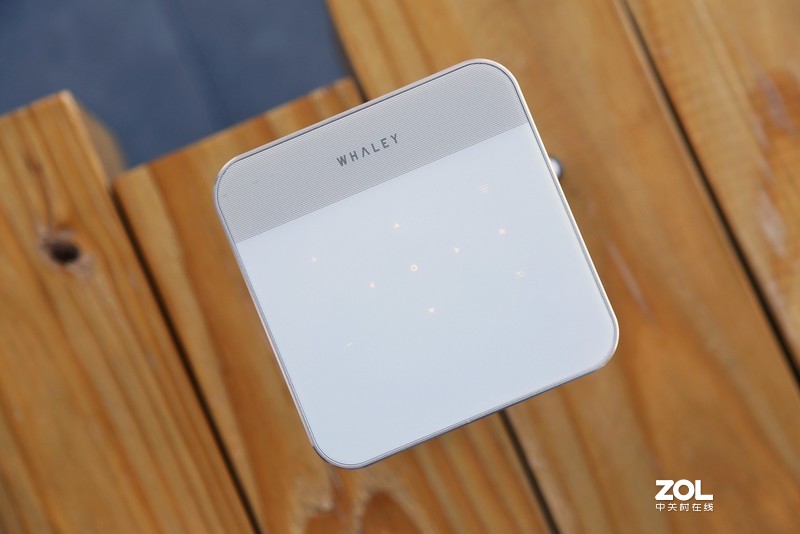 便携为王！手掌上的移动巨幕影院，微鲸E2 Plus上手体验