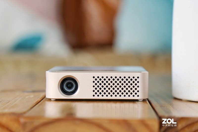 便携为王！手掌上的移动巨幕影院，微鲸E2 Plus上手体验