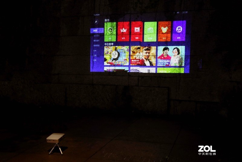 便携为王！手掌上的移动巨幕影院，微鲸E2 Plus上手体验