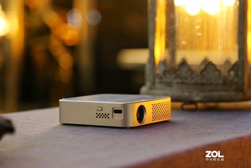 便携为王！手掌上的移动巨幕影院，微鲸E2 Plus上手体验