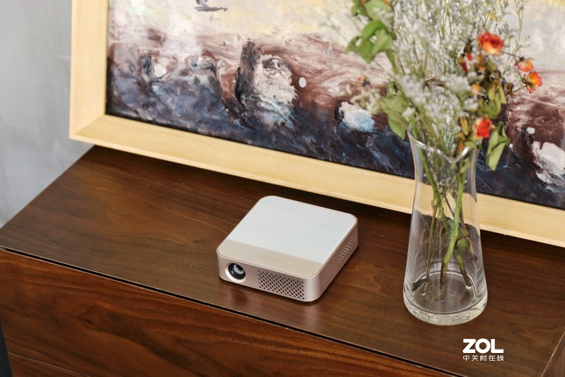 便携为王！手掌上的移动巨幕影院，微鲸E2 Plus上手体验