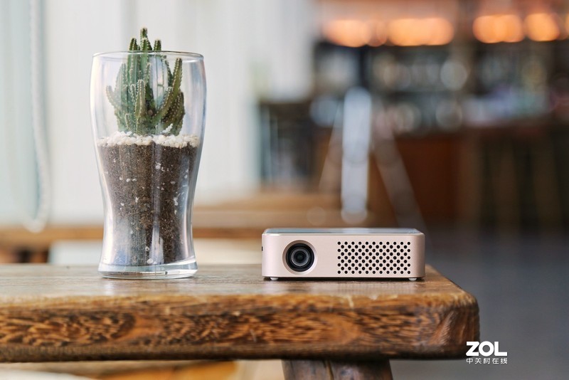 便携为王！手掌上的移动巨幕影院，微鲸E2 Plus上手体验