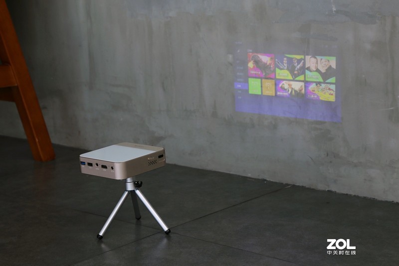 便携为王！手掌上的移动巨幕影院，微鲸E2 Plus上手体验