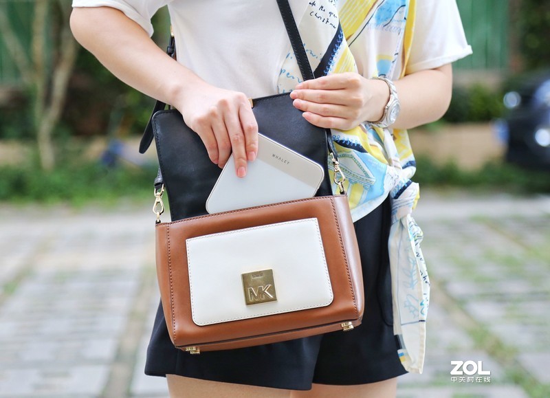 便携为王！手掌上的移动巨幕影院，微鲸E2 Plus上手体验