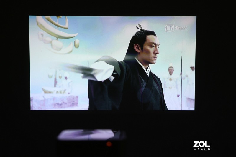 便携为王！手掌上的移动巨幕影院，微鲸E2 Plus上手体验