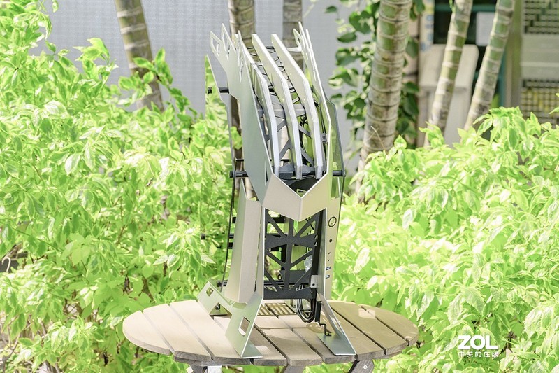 颜值与个性共舞，大水牛铁血战士异形机箱，越夜越有机