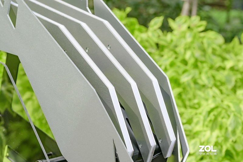 颜值与个性共舞，大水牛铁血战士异形机箱，越夜越有机