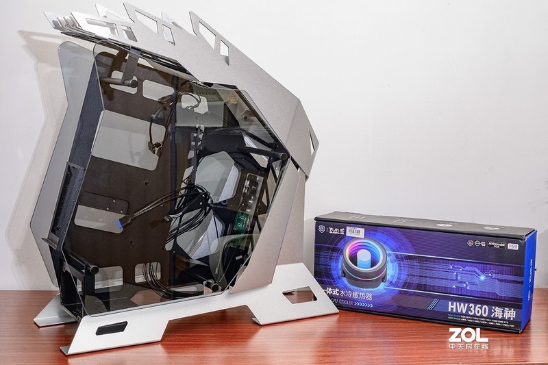 颜值与个性共舞，大水牛铁血战士异形机箱，越夜越有机