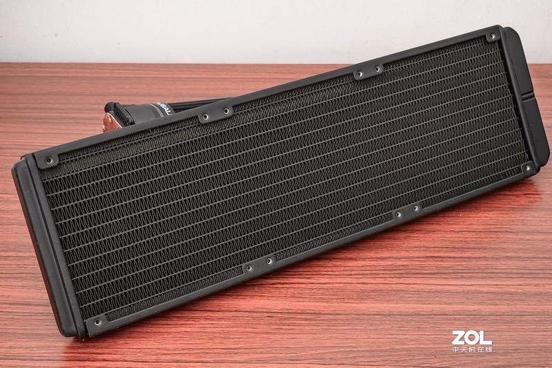 颜值与个性共舞，大水牛铁血战士异形机箱，越夜越有机