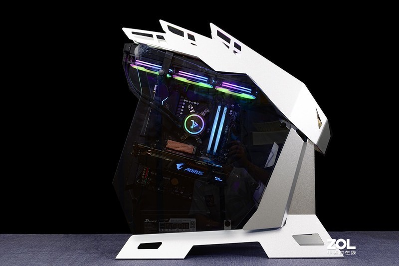 颜值与个性共舞，大水牛铁血战士异形机箱，越夜越有机