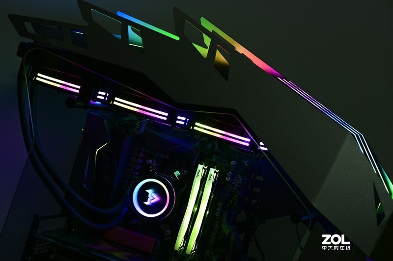 颜值与个性共舞，大水牛铁血战士异形机箱，越夜越有机