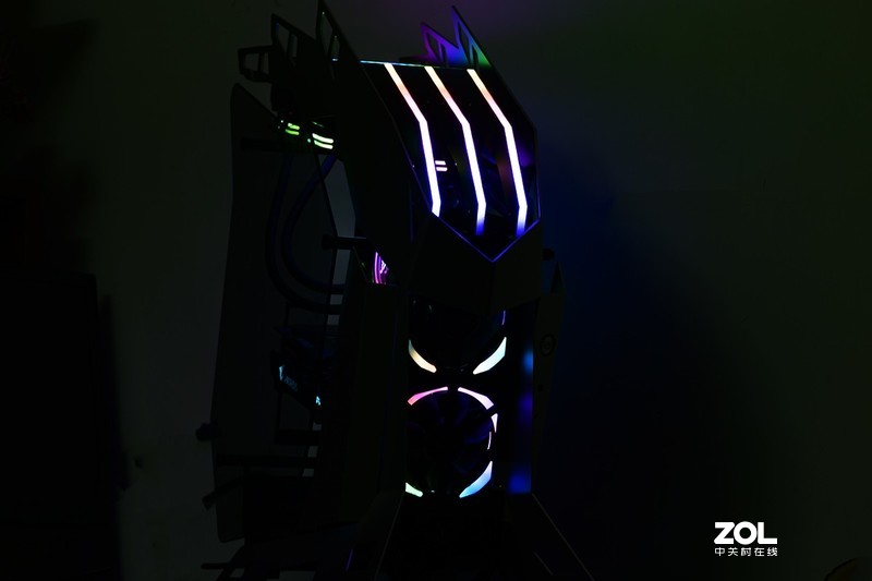 颜值与个性共舞，大水牛铁血战士异形机箱，越夜越有机