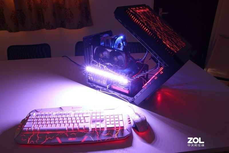 颜值与个性共舞，大水牛铁血战士异形机箱，越夜越有机