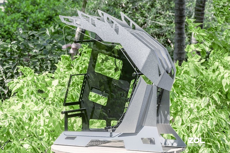 颜值与个性共舞，大水牛铁血战士异形机箱，越夜越有机