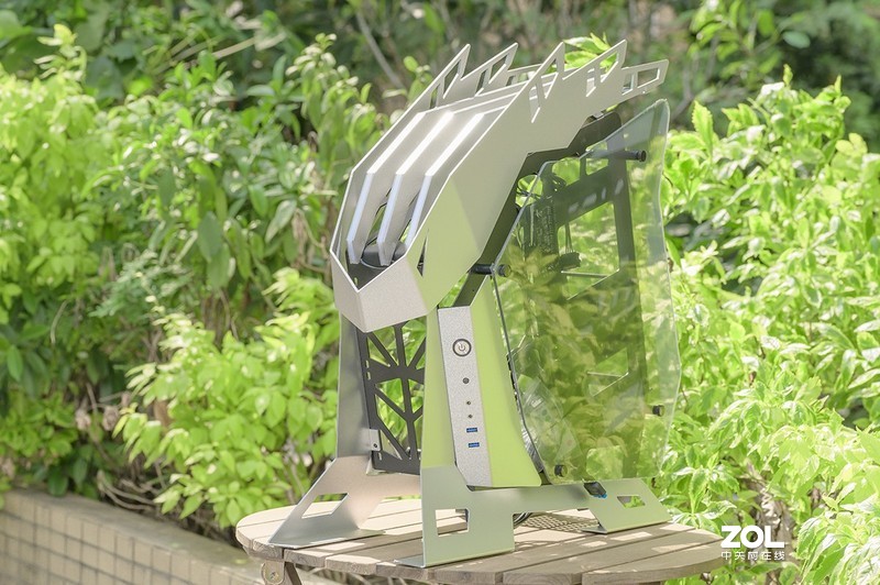 颜值与个性共舞，大水牛铁血战士异形机箱，越夜越有机