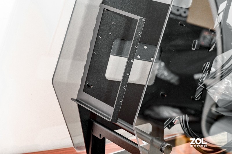 颜值与个性共舞，大水牛铁血战士异形机箱，越夜越有机