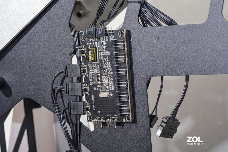 颜值与个性共舞，大水牛铁血战士异形机箱，越夜越有机