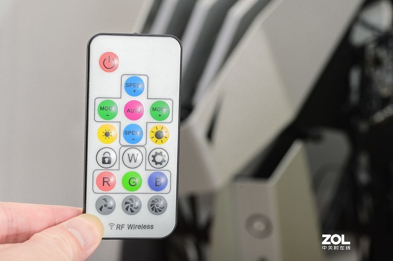 颜值与个性共舞，大水牛铁血战士异形机箱，越夜越有机