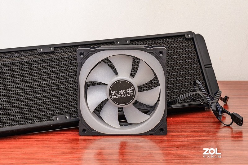 颜值与个性共舞，大水牛铁血战士异形机箱，越夜越有机