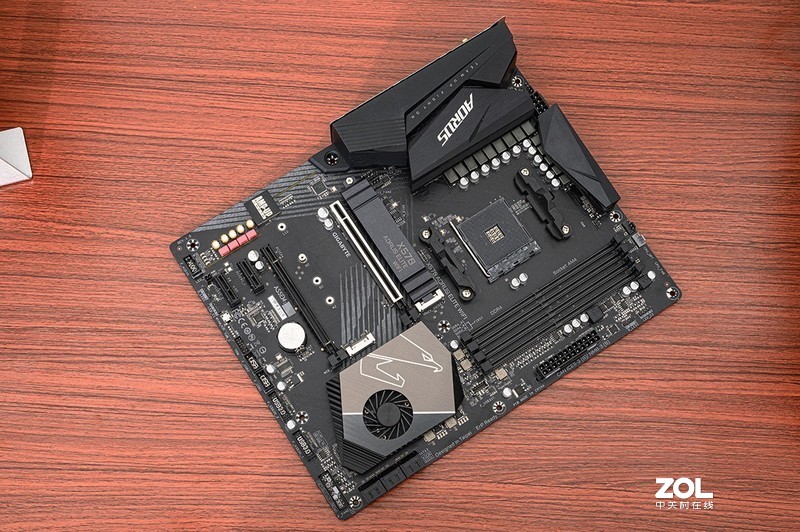 颜值与个性共舞，大水牛铁血战士异形机箱，越夜越有机