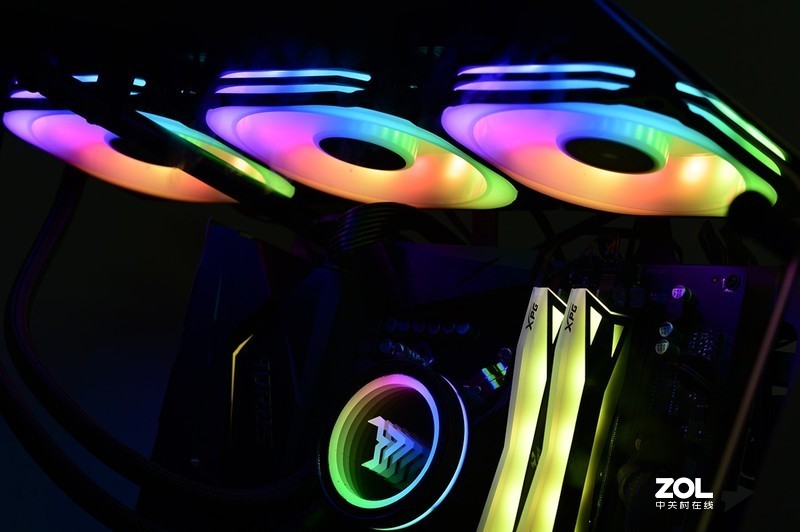 颜值与个性共舞，大水牛铁血战士异形机箱，越夜越有机