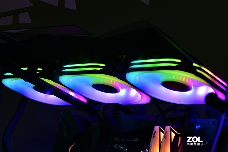 颜值与个性共舞，大水牛铁血战士异形机箱，越夜越有机