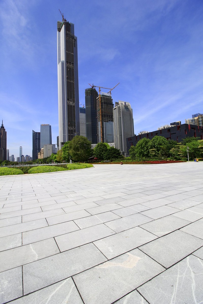 蓝天白云下的美丽广州之花城广场