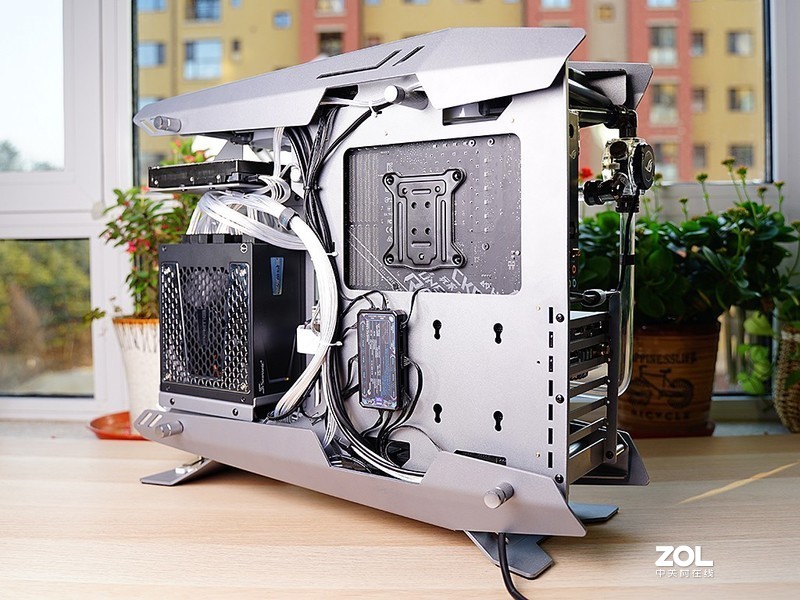 响应号召宅在家！分体水冷、RGB和信仰，这台PC主机全都有，终于可以好好玩游戏了！