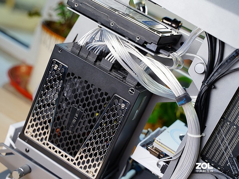 响应号召宅在家！分体水冷、RGB和信仰，这台PC主机全都有，终于可以好好玩游戏了！